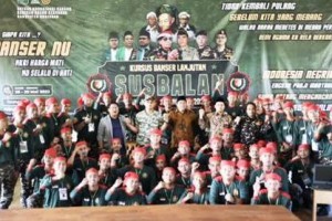 H Rokhmat Ardiyan berfoto bersama usai memberikan motivasi kepada Barisan Ansor Serbaguna.